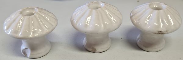 Porzellanknopf, Ø 34mm, mit Absplitterung, Möbelknopf in Keramik beschädigt, daher günstiger Bild 2